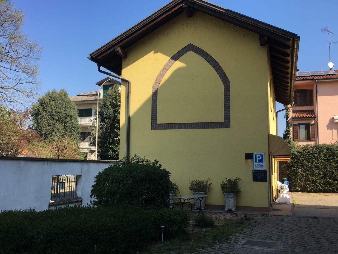 Hotel Il Pino Garlasco エクステリア 写真