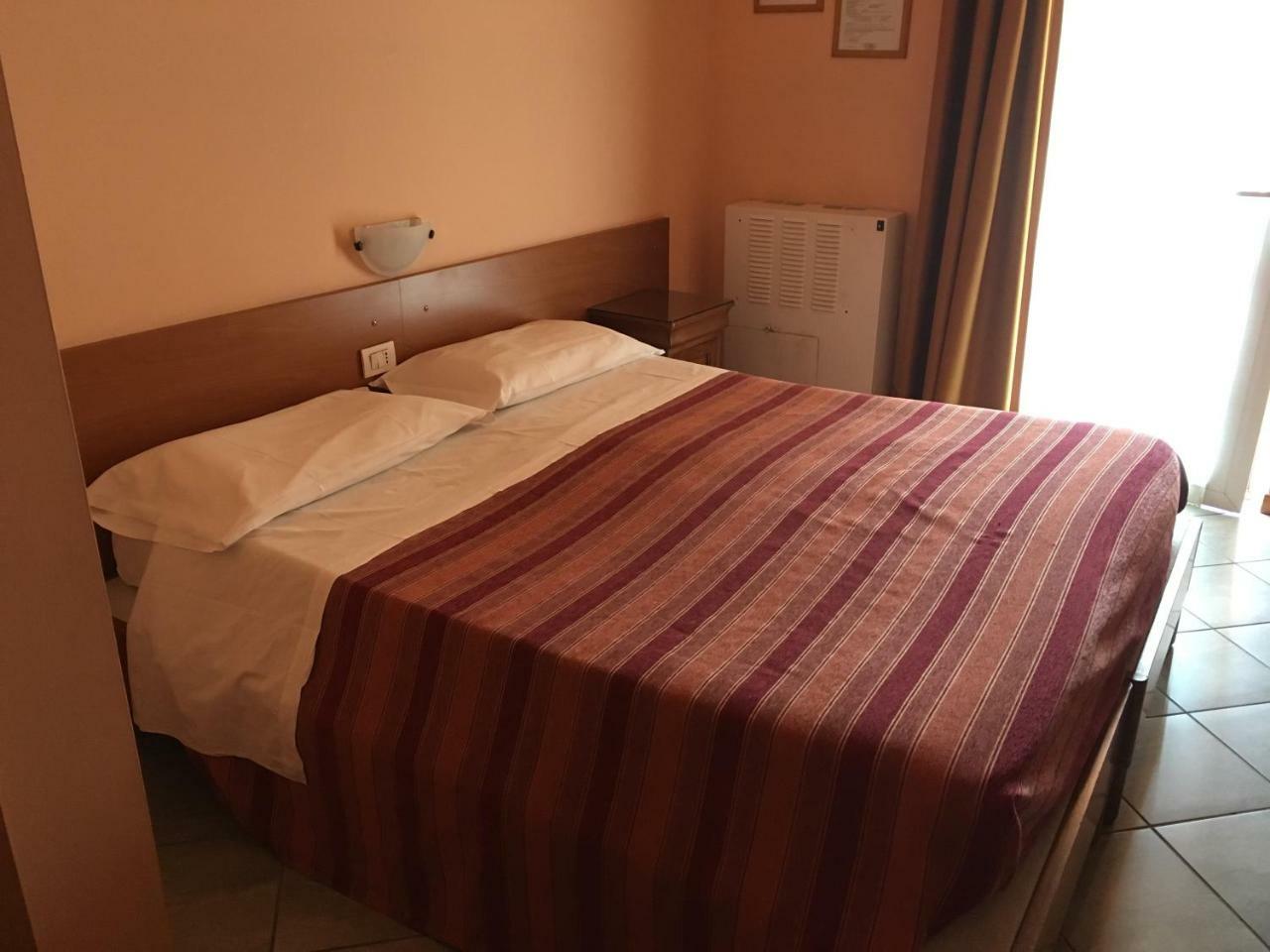 Hotel Il Pino Garlasco エクステリア 写真